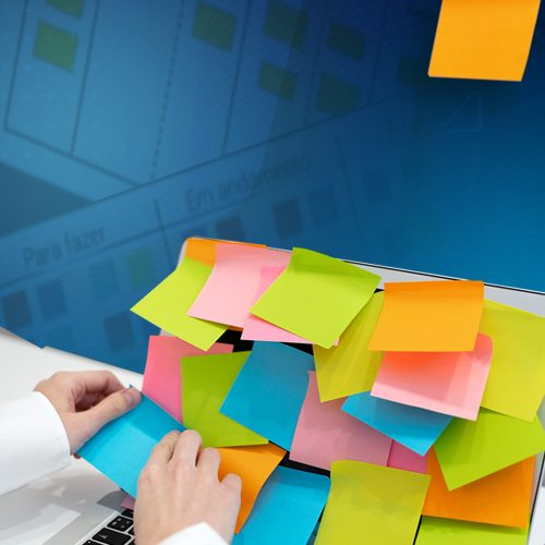 imagem mostra uma série de notas adesivas ilustrando o kanban