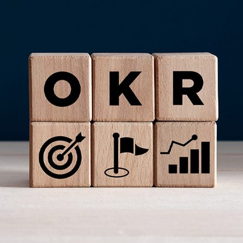 imagem que mostra o nome OKR e os símbolos característicos: alvo, chegada, evolução