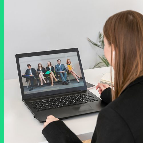 imagem de uma mulher olhando candidatos em uma fila esperando para participarem da seleção