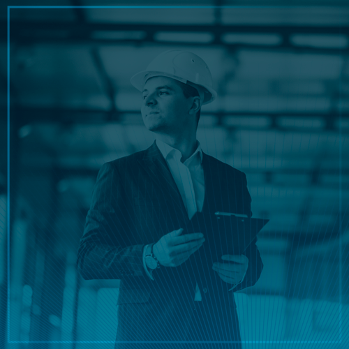 imagem mostra um engenheiro no fundo azul fiscalizando uma obra com uma prancheta na mão