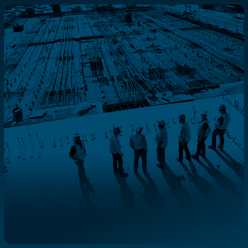 Diversos homens em cima de um terreno de obra, dialogando, em cor azul com sombras brancas.