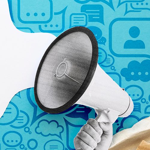 Na imagem consta um megafone branco com preto, sendo seguro por uma mão em cor cinza, em um fundo azul com vários elementos de comunicação