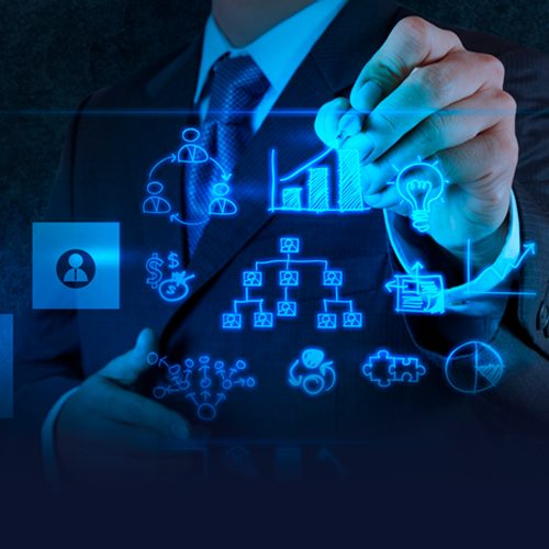 Um executivo com paletó e gravata seleciona alguns ícones de gerenciamento de projetos em uma tela virtual