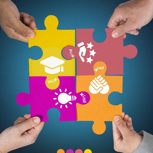 Quatro mãos diferentes montando um quebra-cabeças colorido com elementos do pin+