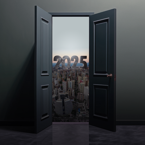 Imagem que mostra uma porta aberta com o ano 2025 aparecendo, em cima da imagem de uma cidade, fazendo alusão ao ano de 2025 que já está batendo à porta. No fundo uma parede cinza.
