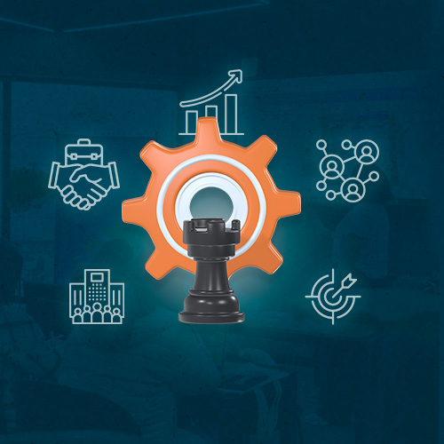A imagem mostra uma peça de xadrez ao centro, na frente de uma engrenagem laranja, com símbolos de desenvolvimento empresariais ao redor.
