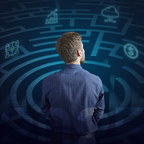 Imagem de um homem branco de costas, utilizando uma blusa social azul, de frente para um labirinto vendo ícones que representam finanças, planejamento, tecnologia, equipe.
