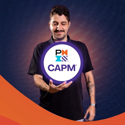 Um homem branco de bigode e barba, vestindo uma blusa preta de manga curta, olha para a marca da certificação CAPM®