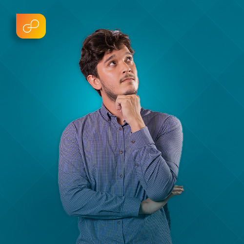 Ao centro um homem branco, de cabelos lisos, com a mão no queixo, com blusa azul de mangas compridas, pensando em tarefas repetidas, e-mails sem eficiência e custos crescendo exponencialmente, que são problemas recorrentes em empresas que não tem o Centro de Serviços Compartilhados (CSC). No canto esquerdo, no topo da imagem, um ícone laranja representando a logo da Portfolio Formação.