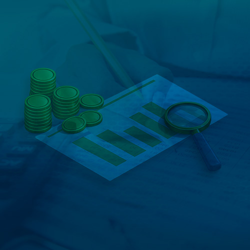 Gráfico de barras em papel com tendência de crescimento, acompanhado por pilhas de moedas e uma lupa sobre a superfície. A imagem utiliza tons de azul e verde, representando análise financeira, investimentos e desempenho econômico para alusão ao conteúdo sobre reforma tributária